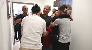 Así fue el reencuentro de los argentinos liberados con sus familiares: abrazos y llantos 